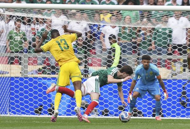Mexico v South Africa - FIFA World Cup, WM, Weltmeisterschaft, Fussball 2026 - Group A MEXICO CITY, MEXICO - JUNE 11: Sphephelo Sithole (13) of South Africa tackles a player as he receives red card during the World Cup First Stage Group A match between Mexico and South Africa at Estadio Azteca (Mexico Stadium) in Mexico City, Mexico on June 11, 2026. Juancho Torres Anadolu Mexico City Mexico. Editorial use only. Please get in touch for any other usage.  Copyright: x2026xAnadoluxJuanchoxTorresx