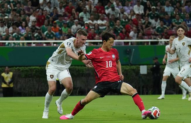 South Korea v Czechia - FIFA World Cup, WM, Weltmeisterschaft, Fussball 2026 - Group A ZAPOPAN, MEXICO - JUNE 11: Stepan Chaloupek (6) of Czechia in action against Lee Jae-sung (10) of South Korea during the 2026 FIFA World Cup First Stage Group A match between South Korea and Czechia at Estadio Akron (Guadalajara Stadium) in Zapopan, Guadalajara, Mexico on June 11, 2026. Luciano Gonzalez Anadolu Zapopan Mexico. Editorial use only. Please get in touch for any other usage. Copyright: x2026xAnadoluxLucianoxGonzalezx