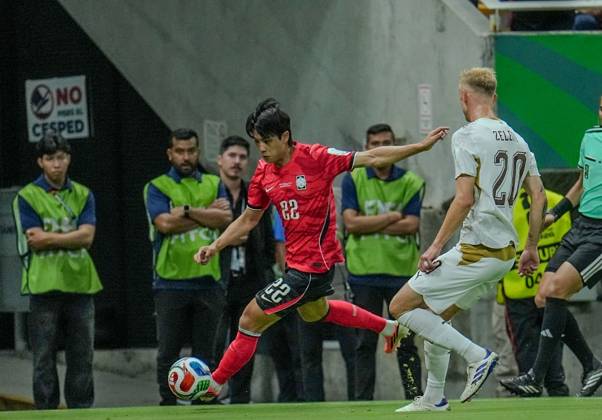 South Korea v Czechia - FIFA World Cup, WM, Weltmeisterschaft, Fussball 2026 - Group A ZAPOPAN, MEXICO - JUNE 11: Jaroslav Zeleny (20) of Czechia in action againstSeol Young-woo (22) of South Korea during the 2026 FIFA World Cup First Stage Group A match between South Korea and Czechia at Estadio Akron (Guadalajara Stadium) in Zapopan, Guadalajara, Mexico on June 11, 2026. Luciano Gonzalez Anadolu Zapopan Mexico. Editorial use only. Please get in touch for any other usage. Copyright: x2026xAnadoluxLucianoxGonzalezx