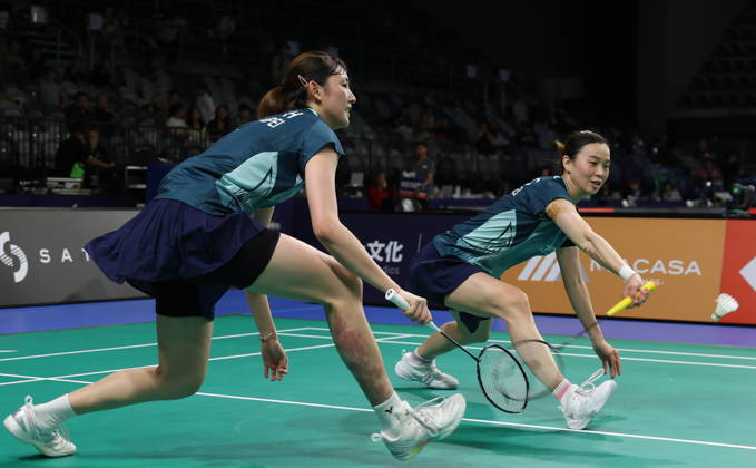 (260612) -- SYDNEY, June 12, 2026 -- Hsu Ya Ching (R) Sung Yu-Hsuan compete during the women s doubles quarterfinal match between Jia Yifan Zhang Shuxian of China and Hsu Ya Ching Sung Yu-Hsuan of Chinese Taipei at the Australian Badminton Open 2026 in Sydney, Australia, June 12, 2026. ) (SP)AUSTRALIA-SYDNEY-BADMINTON-AUSTRALIAN OPEN-WOMEN S DOUBLES GongxBing 