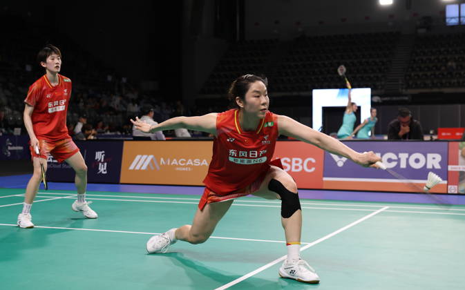 (260612) -- SYDNEY, June 12, 2026 -- Jia Yifan (R) Zhang Shuxian compete during the women s doubles quarterfinal match between Jia Yifan Zhang Shuxian of China and Hsu Ya Ching Sung Yu-Hsuan of Chinese Taipei at the Australian Badminton Open 2026 in Sydney, Australia, June 12, 2026. ) (SP)AUSTRALIA-SYDNEY-BADMINTON-AUSTRALIAN OPEN-WOMEN S DOUBLES GongxBing 