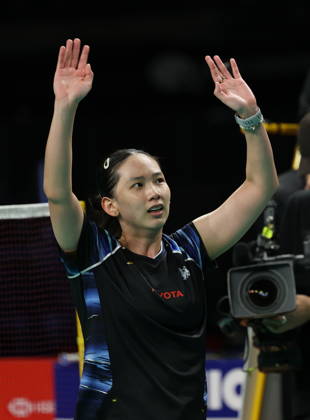(260613) -- SYDNEY, June 13, 2026 -- Chochuwong Pornpawee waves to spectators after winning the women s singles semifinal match between Okuhara Nozomi of Japan and Pornpawee Chochuwong of Thailand at the Australian Badminton Open 2026 in Sydney, Australia, June 13, 2026. ) (SP)AUSTRALIA-SYDNEY-BADMINTON-AUSTRALIAN OPEN-WOMEN S SINGLES GongxBing 