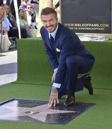 Retired British soccer star David Beckham touches his star during an unveiling ceremony honoring him with the 2,849th star on the Hollywood Walk of Fame in Los Angeles on Friday, June 12, 2026.  LAP2026061207 JIMxRUYMEN  imago images 0859025564 IMAGO JIMxRUYMEN