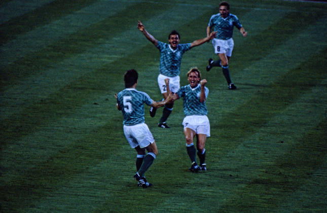 WM 1990 - Halbfinale - Deutschland vs England WM 1990 in Italien, Stadio delle Alpi in Turin, Halbfinale: Deutschland vs England 1:1, 4:3 n.E.. Torjubel der deutschen Mannschaft, v.l. Klaus Augenthaler (5), Stefan Reuter (2), Andreas Brehme (3) und Thomas Hässler (8). Turin Copyright: xUnitedxArchivesx xSvenxSimonxSportx SVS_95020000989