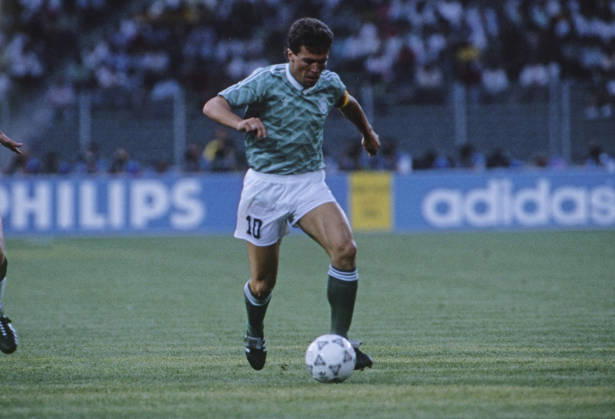 WM 1990 - Halbfinale - Westdeutschland vs England WM 1990 in Italien, Stadio delle Alpi in Turin, Halbfinale: Westdeutschland vs England, 1:1 n.V. (4:3 i.E.), Lothar Matthäus (Westdeutschland, Nummer 10) am Ball. Turin Copyright: xUnitedxArchivesx xSvenxSimonxSportx SVS_95020001022
