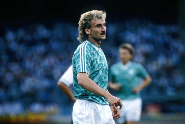 WM 1990 - Halbfinale - Deutschland vs England WM 1990 in Italien, Stadio delle Alpi in Turin, Halbfinale: Deutschland vs England 4:3 n.E. (1:1, 1:1, 0:0). Rudi Völler (Deutschland, Nr. 9). Turin Copyright: xUnitedxArchivesx xSvenxSimonxSportx SVS_95020001030