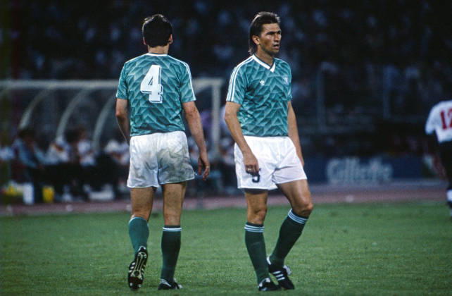 WM 1990 - Halbfinale - Deutschland vs England WM 1990 in Italien, Stadio delle Alpi in Turin, Halbfinale: Deutschland vs England 1:1 n.V. (4:3 i.E.). Die deutschen Spieler Jürgen Kohler (Nr. 4) und Klaus Augenthaler (Nr. 5) auf dem Spielfeld. Turin Copyright: xUnitedxArchivesx xSvenxSimonxSportx SVS_95020001155