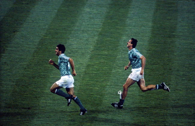 WM 1990 - Halbfinale - BRD vs England WM 1990 in Italien, Stadio delle Alpi in Turin, Halbfinale: BRD vs England 1:1 n.V. (4:3 i.E.). Jürgen Kohler läuft mit einem Mitspieler glücklich durch das Spielfeld. Turin - Copyright: xUnitedxArchivesx xSvenxSimonxSportx SVS_95020001190