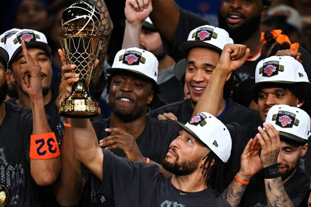 (260614) -- SAN ANTONIO, June 14, 2026 -- Jalen Brunson (front) of New York Knicks holds the MVP trophy during the awarding ceremony after the final game 5 between New York Knicks and San Antonio Spurs at the 2025-2026 NBA, Basketball Herren, USA basketball game in San Antonio, the United States, June 13, 2026. ) (SP)U.S.-SAN ANTONIO-BASKETBALL-NBA-FINALS-KNICKS VS SPURS WuxXiaoling 