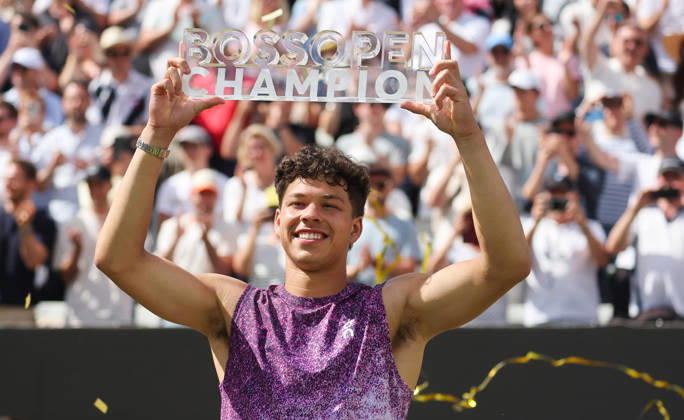 Stuttgart , Tennis , BOSS Open Finale , Sieger Ben Shelton (USA) mit Pokal bei der Siegerehrung