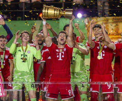 23.05.2026, Fussball DFB-Pokal 2025 2026, Finale, FC Bayern München - VfB Stuttgart, im Olympiastadion Berlin. Der FC Bayern ist Pokalsieger, die Mannschaft feiert den Titel bei der Siegerehrung. Leon Goretzka (FC Bayern München) stemmt den Pokal in die Höhe, Torwart Jonas Urbig (FC Bayern München), Torwart Manuel Neuer (FC Bayern München), Harry Kane (FC Bayern München)