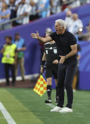 (260617) -- KANSAS CITY, June 17, 2026 -- Vladimir Petkovic (L), head coach of Algeria, reacts during the group J match between Argentina and Algeria at the FIFA World Cup, WM, Weltmeisterschaft, Fussball 2026 at Kansas City Stadium in Kansas City, the United States, June 16, 2026. ) (SP)U.S.-KANSAS CITY-FOOTBALL-FIFA WORLD CUP-GROUP J-ARG VS ALG LixMing 