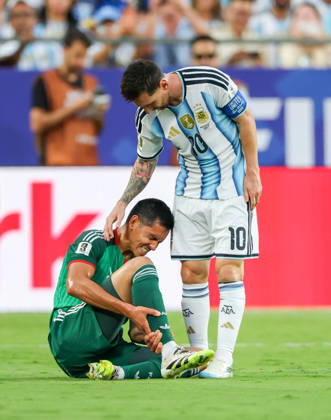 JUNE 16, 2026: Argentina forward Lionel Messi (10) commits a foul against Algeria defender Aissa Mandi (2) at Kansas City Stadium in Kansas City, MO. CSM FIFA World Cup, WM, Weltmeisterschaft, Fussball 2026: Algeria Vs Argentina JUN 16 - ZUMAc04_ 20260617_zma_c04_044 Copyright: xRomanxPunox