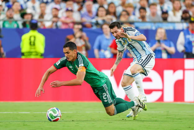 JUNE 16, 2026: Argentina forward Lionel Messi (10) commits a foul against Algeria defender Aissa Mandi (2) at Kansas City Stadium in Kansas City, MO. CSM FIFA World Cup, WM, Weltmeisterschaft, Fussball 2026: Algeria Vs Argentina JUN 16 - ZUMAc04_ 20260617_zma_c04_053 Copyright: xRomanxPunox