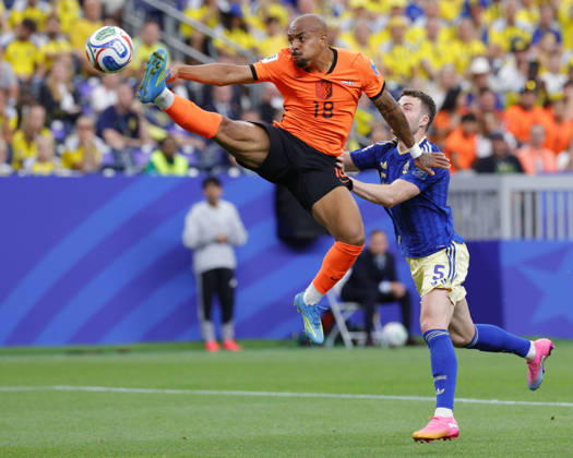 June 20, 2026, Houston, Texas, USA: Netherlands midfielder DONYELL MALEN (18) kicks the ball in front of the goal while Sweden defender GABRIEL GUDMUNDSSON (5) defends during the 2026 FIFA World Cup, WM, Weltmeisterschaft, Fussball Group F match between the Netherlands and Sweden at Houston Stadium World Cup 2026: Group F: Netherlands 5:1 Sweden  - ZUMAa325 20260620_zsa_a325_045 Copyright: xDavidxBalleringxIix