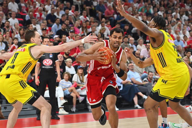 Oscar DA SILVA (FCB), Aktion,Zweikampf gegen Moses WOOD (Berlin,li) und J Wan ROBERTS (Berlin). Basketball BBL,Saison 2025 2026 Play Off Finale Spiel 5, FC Bayern Muenchen - Alba Berlin am 21.06.2026 S A P G A R D EN