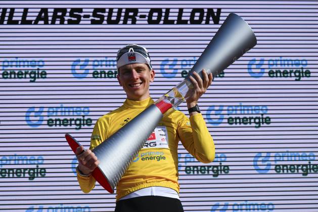 Sport Bilder des Tages Tour de Suisse 2026 Stage 5 VILLARS-SUR-OLLON, SWITZERLAND - JUNE 21 : Pogacar Tadej (SLO) of UAE Team Emirates XRG on the podium during stage 5 of the 89th edition of Tour de Suisse an UCI World Tour 2.UWT cycling road race stage for Men Elite of 151.1 km with start in Villars-sur-Ollon and finish in Villars-sur-Ollon on June 21, 2026 in Villars-sur-Ollon, Switzerland, 21 06 2026 ( Motordriver Guy De Vuyst - Villars-sur-Ollon Switzerland  Copyright: xVincentxKalutx