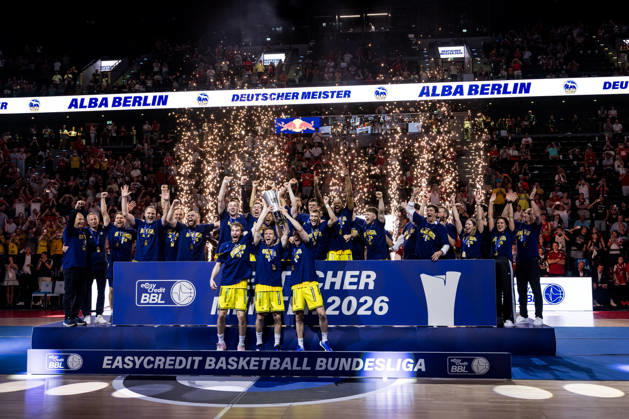 MUNICH, GERMANY - JUNE 21: German Champions Alba Berlin receive the trophy, fireworks, celebration, trophy moment after the easyCredit Basketball Bundesliga Playoffs Final Game 5 match between FC Bayern Muenchen vs. Alba Berlin at SAP Garden on June 21, 2026 in Munich, Germany. Justin Bean (Alba Berlin, 34), Jonas Mattisseck (Alba Berlin, 9), Malte Delow (Alba Berlin, 6), Jack Kayil (Alba Berlin, 7), Norris Agbakoko (Alba Berlin, 17), Martin Hermannsson (Alba Berlin, 15), J wan Roberts (Alba Berlin, 13), Moses Wood (Alba Berlin, 11), Sam Griesel (Alba Berlin, 5), Alex O Connell (Alba Berlin, 3), Michael Rataj (Alba Berlin, 21), Bennet Hundt (Alba Berlin, 33), Pedro Calles (Head Coach Alba Berlin) Bavaria Germany Copyright: xSteffiexWunderlx