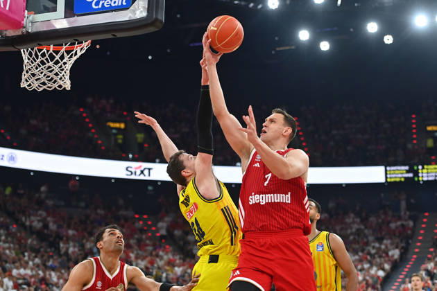 Johannes VOIGTMANN (FCB), Aktion,Zweikampf gegen Justin BEAN (Alba Berlin). Basketball BBL,Saison 2025 2026 Play Off Finale Spiel 5, FC Bayern Muenchen - Alba Berlin am 21.06.2026 S A P G A R D EN