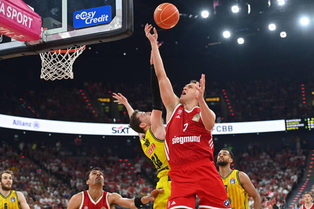 Johannes VOIGTMANN (FCB), Aktion,Zweikampf gegen Justin BEAN (Alba Berlin). Basketball BBL,Saison 2025 2026 Play Off Finale Spiel 5, FC Bayern Muenchen - Alba Berlin 81-84 am 21.06.2026 S A P G A R D EN