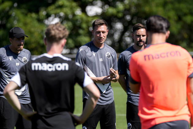 Kevin Stotz (Trainer, Cheftrainer, SVS), gibt seinen Spielern Anweisungen, gestikuliert, mit den Armen gestikulieren, Einzelbild, Einzelfoto, Aktion, Action, 24.06.2026, Sandhausen (Deutschland), Fussball, Regionalliga Südwest, Trainingsauftakt beim SV Sandhausen