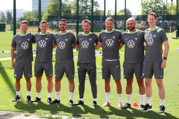 VfL Trainingsauftakt Wolfsburg, 24.06.2026, Fußball, Herren, Saison 2026 2027, 2. BL, VfL Wolfsburg, Trainingsauftakt, v.li.: Fitnesscoch Johannes Engert (VfL Wolfsburg), Co-Trainer Sergej Schmik (VfL Wolfsburg), Co-Trainer Jerome Polenz (VfL Wolfsburg), Cheftrainer Tobias Strobl (VfL Wolfsburg), Torwarttrainer Pascal Formann (VfL Wolfsburg), Co-Trainer Murat Ural (VfL Wolfsburg), Leiter Spielanalyse Martin Raschick (VfL Wolfsburg) Niedersachsen Deutschland