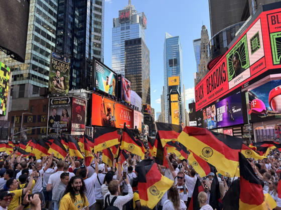 Deutsche Fans feiern friedlich am Vorabend des Spiels gegen Ecuador auf dem Times Square, - New York 24.06.2026: Times Square Fan Aufmarsch vor Deutschland gegen Ecuador