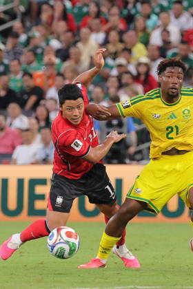 FIFA World Cup, WM, Weltmeisterschaft, Fussball 2026 - Group A - South Africa vs South Korea South Korea s Hwang Hee-chan (L) is challenged by South Africa s Ime Okon (R) during the first half of a World Cup Group A football match between South Korea and South Africa at Estadio Monterrey in Monterrey, Mexico, 24 June 2026. Monterrey Mexico  Copyright: xYONHAPx