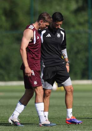 Anderlecht s Danylo Sikan and Anderlecht s head coach Vitor Bruno pictured during a training session of Belgian first division soccer team RSC Anderlecht, on Thursday 25 June 2026 in Anderlecht, in preparation of the upcoming 2026-2027 Belgian first division soccer season. VIRGINIExLEFOUR x179203900x
