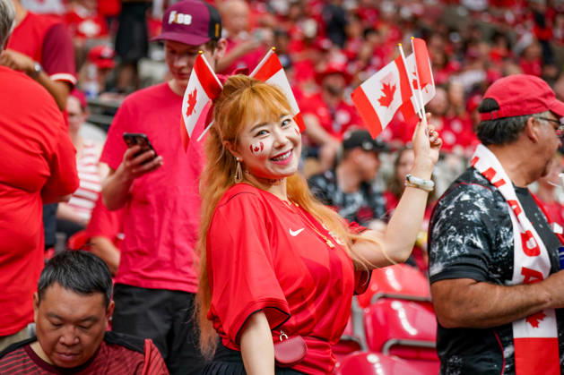 Kanada: Fußball FIFA Weltmeisterschaft 2026 Gruppenphase Schweiz vs Kanada BC Place Stadium (Vancouver, British Columbia): Kanadische Fußballfans, Fan-Porträt, weiblicher Fan, Kanada-Fahnen, Nationalflagge Kanada, Gesichtsbemalung, Fanartikel, Fankultur, Fußballbegeisterung, Zuschauer, Tribüne, Stadionatmosphäre, rot-weiße Kleidung, Supporter, Anhänger, Emotionen, Lächeln, Jubelstimmung, Public Viewing Charakter, Sportveranstaltung, internationales Publikum, WM-Stimmung, Fußballfans, Nahaufnahme, Portrait, Kanada-Supporterin, Fanblock, Freizeit, Event, Menschenmenge. Copyright: xJOERANxSTEINSIEKx