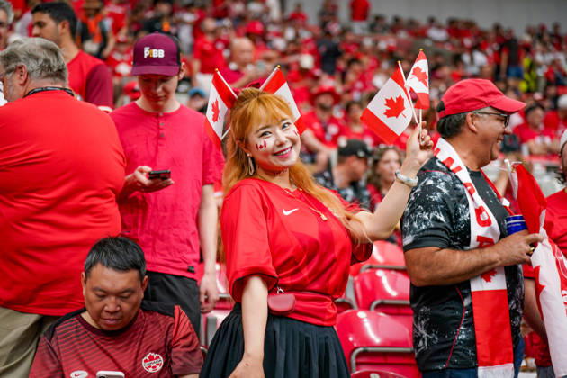 Kanada: Fußball FIFA Weltmeisterschaft 2026 Gruppenphase Schweiz vs Kanada BC Place Stadium (Vancouver, British Columbia): Kanadische Fußballfans, Fan-Porträt, weiblicher Fan, Kanada-Fahnen, Nationalflagge Kanada, Gesichtsbemalung, Fanartikel, Fankultur, Fußballbegeisterung, Zuschauer, Tribüne, Stadionatmosphäre, rot-weiße Kleidung, Supporter, Anhänger, Emotionen, Lächeln, Jubelstimmung, Public Viewing Charakter, Sportveranstaltung, internationales Publikum, WM-Stimmung, Fußballfans, Nahaufnahme, Portrait, Kanada-Supporterin, Fanblock, Freizeit, Event, Menschenmenge. Copyright: xJOERANxSTEINSIEKx