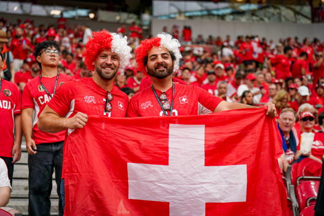 Kanada: Fußball FIFA Weltmeisterschaft 2026 Gruppenphase Schweiz vs Kanada BC Place Stadium (Vancouver, British Columbia): Schweizer Fußballfans, Fans, Fan-Porträt, zwei Supporter mit Schweiz-Fahne, Nationalflagge Schweiz, rot-weiße Perücken, SFV-Trikot, Schweizerischer Fussballverband, Gesichtsausdruck, Lächeln, Fankultur, Fußballbegeisterung, Zuschauer, Tribüne, Stadionatmosphäre, Fanblock, Anhänger, Support, internationale Fans, Gruppenfoto, Portrait, Fahne, Nationalstolz, Sportevent, WM-Stimmung, Publikum, Freizeit, Menschenmenge, Schweiz, Fußball, Emotionen, rote Fanbekleidung. Copyright: xJOERANxSTEINSIEKx