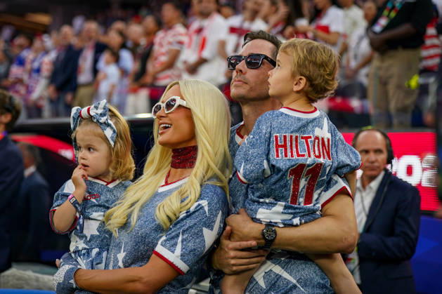 USA: Fußball FIFA World Cup, WM, Weltmeisterschaft, Fussball 2026 Gruppenphase Gruppe A Türkei vs USA SoFi Stadium (Inglewood, Los Angeles County, Kalifornien): Paris Hilton, Carter Reum, Phoenix Reum, London Reum, Familie, Familienporträt, Prominente, Celebrity, VIP-Gast, USA-Fußballfans, USA-Familie, Eltern mit Kindern, Kinder, Zuschauer, Tribüne, USA-Trikots, US Soccer, Fankultur, Fußball-WM, FIFA World Cup 2026, World Cup, Stadion, Event, Impression, Patriotismus, Nationalfarben Copyright: xJOERANxSTEINSIEKx