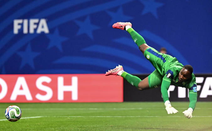 (260628) -- ATLANTA, June 28, 2026 -- Lionel Mpasi, goalkeeper of the Democratic Republic of the Congo (DRC), jumps to save a ball during the group K match between the Democratic Republic of the Congo and Uzbekistan at the 2026 FIFA World Cup, WM, Weltmeisterschaft, Fussball at Atlanta Stadium in Atlanta, the United States, June 27, 2026. ) (SP)U.S.-ATLANTA-FOOTBALL-FIFA WORLD CUP-GROUP K-COD VS UZB JuxHuanzong
