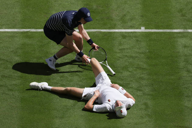 Jannik Sinner (ITA) rutscht aus und stuerzt zu Boden, Verletzung, verletzt, Herren Einzel, Men s Singles Tennis - Wimbledon 2026 - Grand Slam ITF ATP, Tennis Herren WTA, Tennis Damen - AELTC - London - - Great Britain - 29 June 2026. Copyright: xJuergenxHasenkopfx