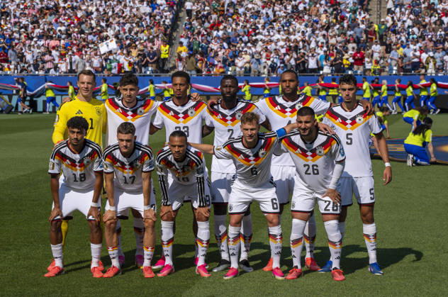 29.06.2026, Fussball Weltmeisterschaft 2026 in den USA, Sechzehntelfinale, Deutschland - Paraguay, im Gillette Stadium (Boston (Foxborough)), Mannschaftsfoto DFB-Elf, hinten v.li.: Torwart Manuel Neuer (Deutschland), Kai Hawertz (Deutschland), Felix Nmecha (Deutschland), Antonio Rüdiger (Deutschland), Jonathan Tah (Deutschland), Alexander Pavlovic (Deutschland). vorne v.li: Nathaniel Brown (Deutschland), Florian Wirtz (Deutschland), Leroy Sane (Deutschland), Joshua Kimmich (Deutschland), Deniz Undav (Deutschland)