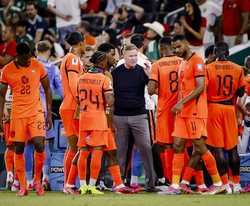 MONTERREY - Netherlands coach Ronald Koeman and Netherlands players during the water break at the 2026 FIFA World Cup, WM, Weltmeisterschaft, Fussball knockout phase match between the Netherlands and Morocco at Monterrey Stadium on June 29, 2026, in Monterrey, Mexico. KOEN VAN WEEL ANP FIFA World Cup 2026 - round of 32 2026 xVIxANPxSportx xxANPxIVx 562418735 originalFilename: 562418735.jpg