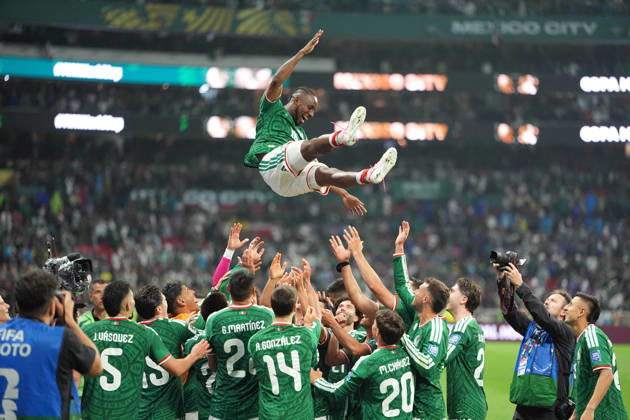 Mexico v Ecuador Round of 32 - FIFA World Cup, WM, Weltmeisterschaft, Fussball 2026 Players of the Mexico national team, Nationalteam toss Carlos Salcido into the air to celebrate their victory over Ecuador after the FIFA World Cup 2026 round of 32 match at Mexico City Stadium on June 30, 2026, in Mexico City, Mexico. Mexico City CDMX Mexico Copyright: xIanxRoblesx
