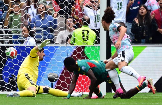 Belgium s goalkeeper Thibaut Courtois and Senegal s Ismaila Sarr pictured during the 0-2 goal during a soccer game between Belgian national team, Nationalteam Red Devils and Senegal, on Wednesday 01 July 2026, at the Seattle Field, in Seattle, a 1 16 finals game in the FIFA World Cup, WM, Weltmeisterschaft, Fussball 2026. DIRKxWAEM x180121954x
