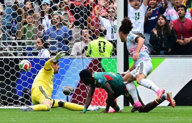 Belgium s goalkeeper Thibaut Courtois and Senegal s Ismaila Sarr pictured during the 0-2 goal during a soccer game between Belgian national team, Nationalteam Red Devils and Senegal, on Wednesday 01 July 2026, at the Seattle Field, in Seattle, a 1 16 finals game in the FIFA World Cup, WM, Weltmeisterschaft, Fussball 2026. DIRKxWAEM x180122024x