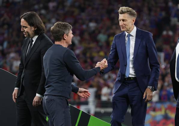 . - Crystal Palace v Rayo Vallecano, UEFA Conference League Final 2026, Red Bull Arena, Leipzig, Germany, 27th May 2026. Daniel Weir Crystal Pix Oliver Glasner manager of Crystal Palace is congratulated by Steve Parish co owner of Crystal Palace after winning the UEFA Conference League Final 2026. - Crystal Palace v Rayo Vallecano, UEFA Conference League Final 2026, Red Bull Arena, Leipzig, Germany, 27th May 2026. Daniel Weir Crystal Pix Leipzig Red Bull Arena Germany Copyright: xDanielxWeirx CP_Crystal_Palace_Rayo_Vallecano_270526_DW15
