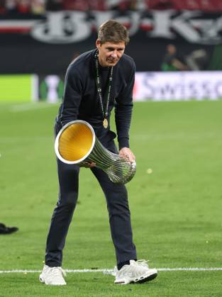 . - Crystal Palace v Rayo Vallecano, UEFA Conference League Final 2026, Red Bull Arena, Leipzig, Germany, 27th May 2026. Daniel Weir Crystal Pix Oliver Glasner manager of Crystal Palace holds aloft the UEFA Conference League trophy in celebration after winning the 2026 UEFA Conference League Final. - Crystal Palace v Rayo Vallecano, UEFA Conference League Final 2026, Red Bull Arena, Leipzig, Germany, 27th May 2026. Daniel Weir Crystal Pix Leipzig Red Bull Arena Germany Copyright: xDanielxWeirx CP_Crystal_Palace_Rayo_Vallecano_270526_DW17