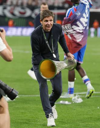 . - Crystal Palace v Rayo Vallecano, UEFA Conference League Final 2026, Red Bull Arena, Leipzig, Germany, 27th May 2026. Daniel Weir Crystal Pix Oliver Glasner manager of Crystal Palace holds aloft the UEFA Conference League trophy in celebration after winning the 2026 UEFA Conference League Final. - Crystal Palace v Rayo Vallecano, UEFA Conference League Final 2026, Red Bull Arena, Leipzig, Germany, 27th May 2026. Daniel Weir Crystal Pix Leipzig Red Bull Arena Germany Copyright: xDanielxWeirx CP_Crystal_Palace_Rayo_Vallecano_270526_DW18
