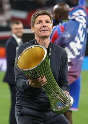 . - Crystal Palace v Rayo Vallecano, UEFA Conference League Final 2026, Red Bull Arena, Leipzig, Germany, 27th May 2026. Daniel Weir Crystal Pix Oliver Glasner manager of Crystal Palace holds aloft the UEFA Conference League trophy in celebration after winning the 2026 UEFA Conference League Final. - Crystal Palace v Rayo Vallecano, UEFA Conference League Final 2026, Red Bull Arena, Leipzig, Germany, 27th May 2026. Daniel Weir Crystal Pix Leipzig Red Bull Arena Germany Copyright: xDanielxWeirx CP_Crystal_Palace_Rayo_Vallecano_270526_DW19