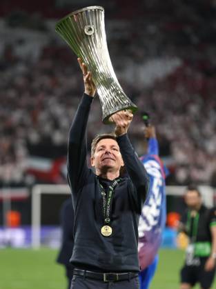 . - Crystal Palace v Rayo Vallecano, UEFA Conference League Final 2026, Red Bull Arena, Leipzig, Germany, 27th May 2026. Daniel Weir Crystal Pix Oliver Glasner manager of Crystal Palace holds aloft the UEFA Conference League trophy in celebration after winning the 2026 UEFA Conference League Final. - Crystal Palace v Rayo Vallecano, UEFA Conference League Final 2026, Red Bull Arena, Leipzig, Germany, 27th May 2026. Daniel Weir Crystal Pix Leipzig Red Bull Arena Germany Copyright: xDanielxWeirx CP_Crystal_Palace_Rayo_Vallecano_270526_DW20