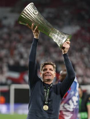 . - Crystal Palace v Rayo Vallecano, UEFA Conference League Final 2026, Red Bull Arena, Leipzig, Germany, 27th May 2026. Daniel Weir Crystal Pix Oliver Glasner manager of Crystal Palace holds aloft the UEFA Conference League trophy in celebration after winning the 2026 UEFA Conference League Final. - Crystal Palace v Rayo Vallecano, UEFA Conference League Final 2026, Red Bull Arena, Leipzig, Germany, 27th May 2026. Daniel Weir Crystal Pix Leipzig Red Bull Arena Germany Copyright: xDanielxWeirx CP_Crystal_Palace_Rayo_Vallecano_270526_DW21