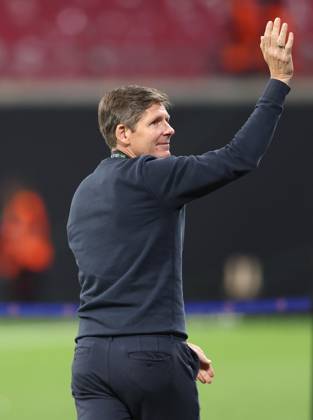 . - Crystal Palace v Rayo Vallecano, UEFA Conference League Final 2026, Red Bull Arena, Leipzig, Germany, 27th May 2026. Daniel Weir Crystal Pix Oliver Glasner manager of Crystal Palace waves towards the Crystal Palace fans after winning the UEFA Conference League final 2026 in his final match as manager. - Crystal Palace v Rayo Vallecano, UEFA Conference League Final 2026, Red Bull Arena, Leipzig, Germany, 27th May 2026. Daniel Weir Crystal Pix Leipzig Red Bull Arena Germany Copyright: xDanielxWeirx CP_Crystal_Palace_Rayo_Vallecano_270526_DW24