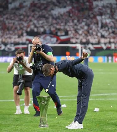 . - Crystal Palace v Rayo Vallecano, UEFA Conference League Final 2026, Red Bull Arena, Leipzig, Germany, 27th May 2026. Daniel Weir Crystal Pix Oliver Glasner manager of Crystal Palace bows in front of the UEFA Conference League trophy in celebration after winning the 2026 UEFA Conference League Final. - Crystal Palace v Rayo Vallecano, UEFA Conference League Final 2026, Red Bull Arena, Leipzig, Germany, 27th May 2026. Daniel Weir Crystal Pix Leipzig Red Bull Arena Germany Copyright: xDanielxWeirx CP_Crystal_Palace_Rayo_Vallecano_270526_DW25