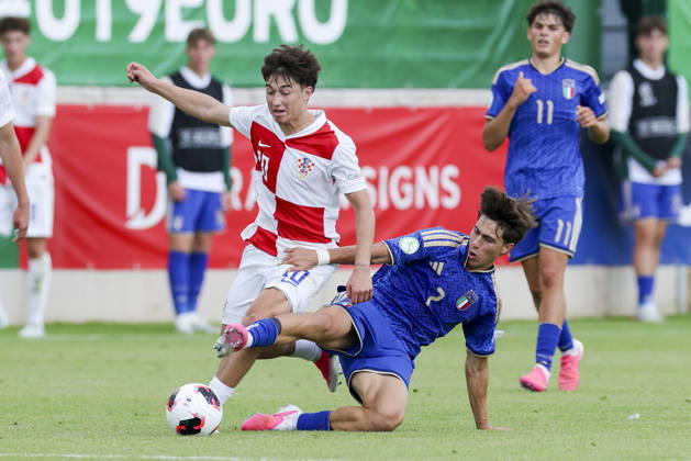 Patrice Covic (Croatia) und Federico Coletta (Italy) kaempfen um den Ball, UEFA European Under-19 Championship 2026 Group B, Croatia v Italy, The Oval am 02. July 2026 in Caernarfon, Vereinigtes Königreich. (Foto von Marco Steinbrenner DeFodi Images) Patrice Covic (Croatia) und Federico Coletta (Italy) battle for the ball, UEFA European Under-19 Championship 2026 Group B, Croatia v Italy, The Oval, July 2, 2026 in Caernarfon, United Kingdom. (Photo by Marco Steinbrenner DeFodi Images) -