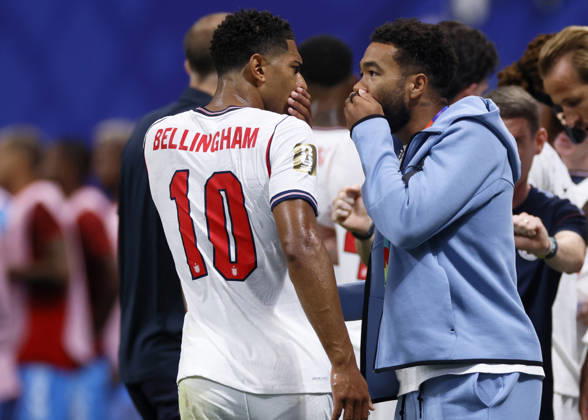 England v Congo DR: Round Of 32 - FIFA World Cup, WM, Weltmeisterschaft, Fussball 2026 Jude Bellingham and Reece James of England cover their mouths while speaking in the hydration break during the FIFA World Cup 2026 Round Of 32 match between England and Congo DR at Atlanta Stadium on July 1, 2026 in Atlanta, United States. Atlanta Atlanta Stadium GA United States Copyright: xAllstarxPicturexLibraryxLtdx